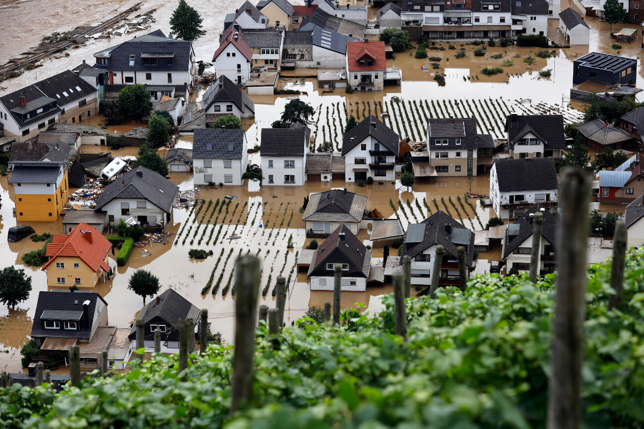 Foto izquierdaAl igual que aquí, en la ciudad de Dernau en la región de Eifel en el distrito de Ahrweiler (Renania-Palatinado), las comarcas quedaron casi completamente inundadas.
